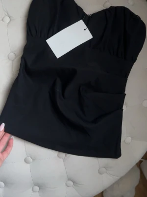 svart tubtopp från Zara - så fin!! aldrig använd❤️