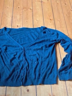 Grå kofta  - Mörk grå, jätte fin passform men passar inte mig.💞