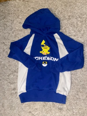 Pokémon hoodie 122-128 - Jätte fint skick, knappt använd. Strl 122/128 