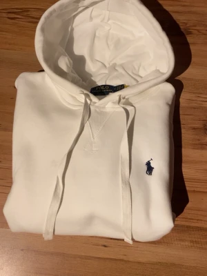 Vit Hoddie från polo  - Perfekt Hoddie för vintern 