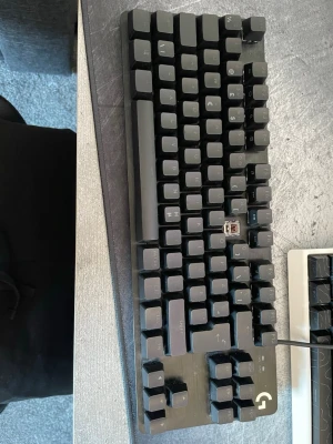 Logitech G Pro Mechanical Keyboard - Logitech G Pro mekaniskt tangentbord med bruna switchar. TKL-layout, perfekt för gaming och arbete. En tangent saknas, men övriga tangenter och switchar är i mycket bra skick. USB-anslutning för snabb respons.