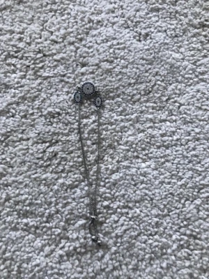 Silver armband  - Silver armband har knappast används och har även väldigt finna detaljer 