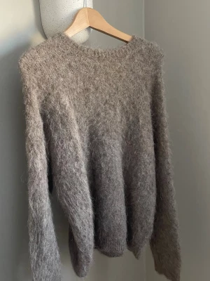 Beige fluffig stickad tröja NA-KD - Supermjuk och fluffig beige oversized stickad tröja från NA-KD. Den är i alpacka ull. Nypris 900 kr. Hör av er vid funderingar, pris går att diskutera!! 