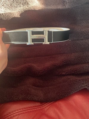 Bälte - Snyggt h3rmes bälte. Aldrig använt och jätte bra kvalité. Man kan vända på bältet så det blir svart eller vit.