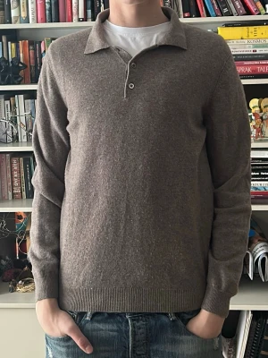 Brun kashmirpiké från Massimo Dutti - Säljer en brun långärmad pikétröja i mjuk kashmir blandat med ull från Massimo Dutti. Tröjan har klassisk krage, knäppning med tre knappar. Tröjan är i storlek medium men är något mindre än så. Nypris ca 2000. Priset går att diskuteras 