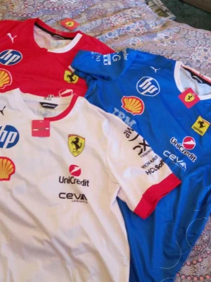 ferrari f1 tröja - 1 för 375kr, 2 för 675kr, 3 för 975kr