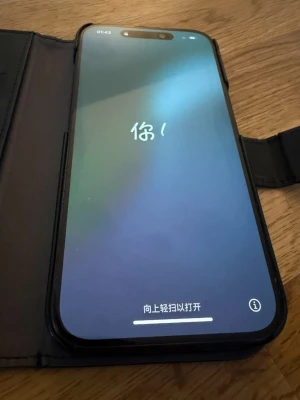 iPhone 15 Pro - Snygg iPhone 15 Pro i svart, med trippelkamera och Dynamic Island. Telefonen är i mycket gott skick, inga synliga repor på skärmen eller baksidan. Levereras fabriksåterställd och redo för ny användare. Perfekt för dig som vill ha Apples senaste teknik.