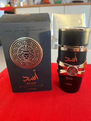 Asad lattafa Eau de Parfum 100ml - Asad från Lattafa 100 ml nyskick sprayad 2 ggr. Säljes pga lik en annan lattafa jag har. Nypris 449