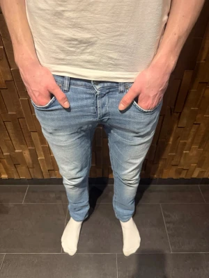 Dondup George jeans blå - Säljer nu ett par riktigt eftertraktade dundup George jeans! Jeansen är i väldigt bra skick förutom den lilla slitningen på sista bilden! Modellen är 183cm och väger 77kg,  sitter helt ok på han, skulle säga att dom passar +5cm och -5cm! Skriv om du har några funderingar eller om du skulle vilja ha flera bilder! Pris går alltid att diskutera🙌