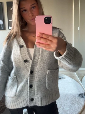 Grå kofta från Weekday - jättesnygg kofta från weekday 😍😍 Har knabbt andvänt den så jätte bra skick !! Köptes för 670kr i butik, kom gärna med prisförslag tack 🩷