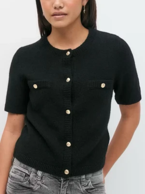 Svart stickad kofta med guldknappar - Kortärmad svart stickad kofta med rund hals och dekorativa guldknappar framtill samt på två bröstfickor. Koftan har ribbade kanter och en klassisk, stilren look som passar perfekt till jeans eller kjol.