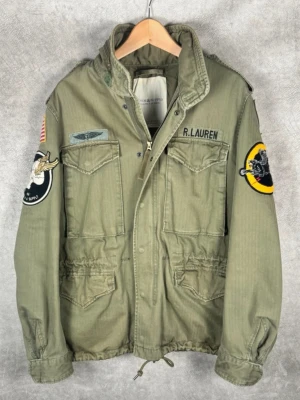 Grön field jacket från Ralph Lauren - Säljer en Ralph Lauren field jacket (militärjacka). Jackan är i perfekt skick och har inga tecken på slitningar eller defekter. Priset kan diskuteras, hör gärna av er vid frågor.