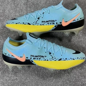 Nike Phantom GT2 fotbollsskor blå/gul pro  - Nike Phantom GT2 fotbollsskor. Endast använda fåtal gånger. Nypris ca 1600