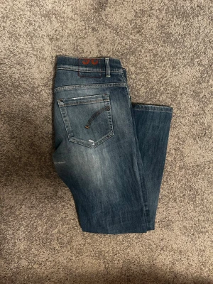 Dondup jeans  - Tjena, säljer nu mina dondup jeans. Skit feta och fräscha, väl omhändertagna. Storlek 36 på etiketen, passar (W33/L30) Endast igen syda (bild 4). Nypris 3500kr. Hör gärna av dig vid funderingar 😊