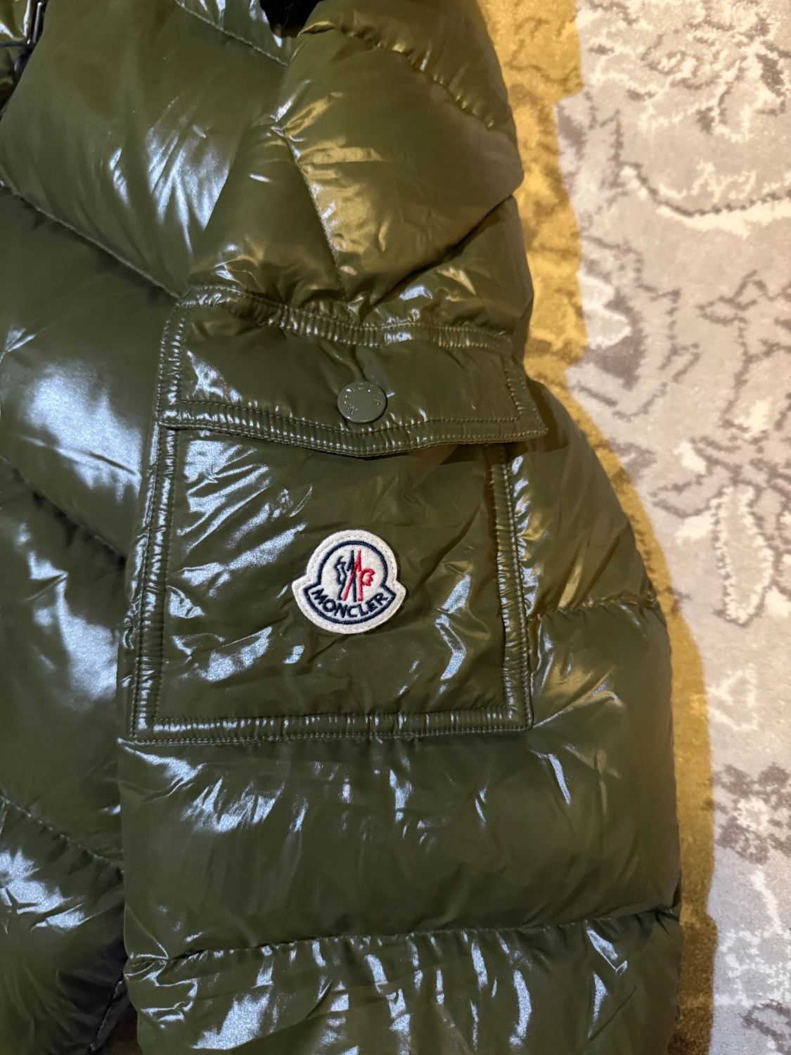 Olivgrön Moncler dunjacka med huva - 1