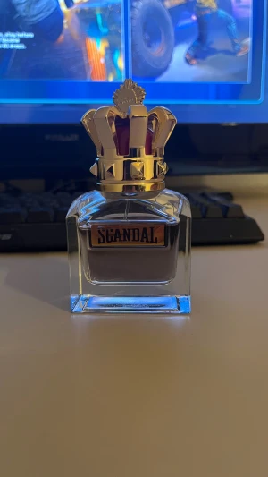 Scandal Jean Paul Gaultier EdT 35-40ml  - Scandal Eau de Toilette pour Homme från Jean Paul Gaultier. Flaskan har en unik kronformad kork och kommer i en snygg röd förpackning. Ungefär 40ml kvar