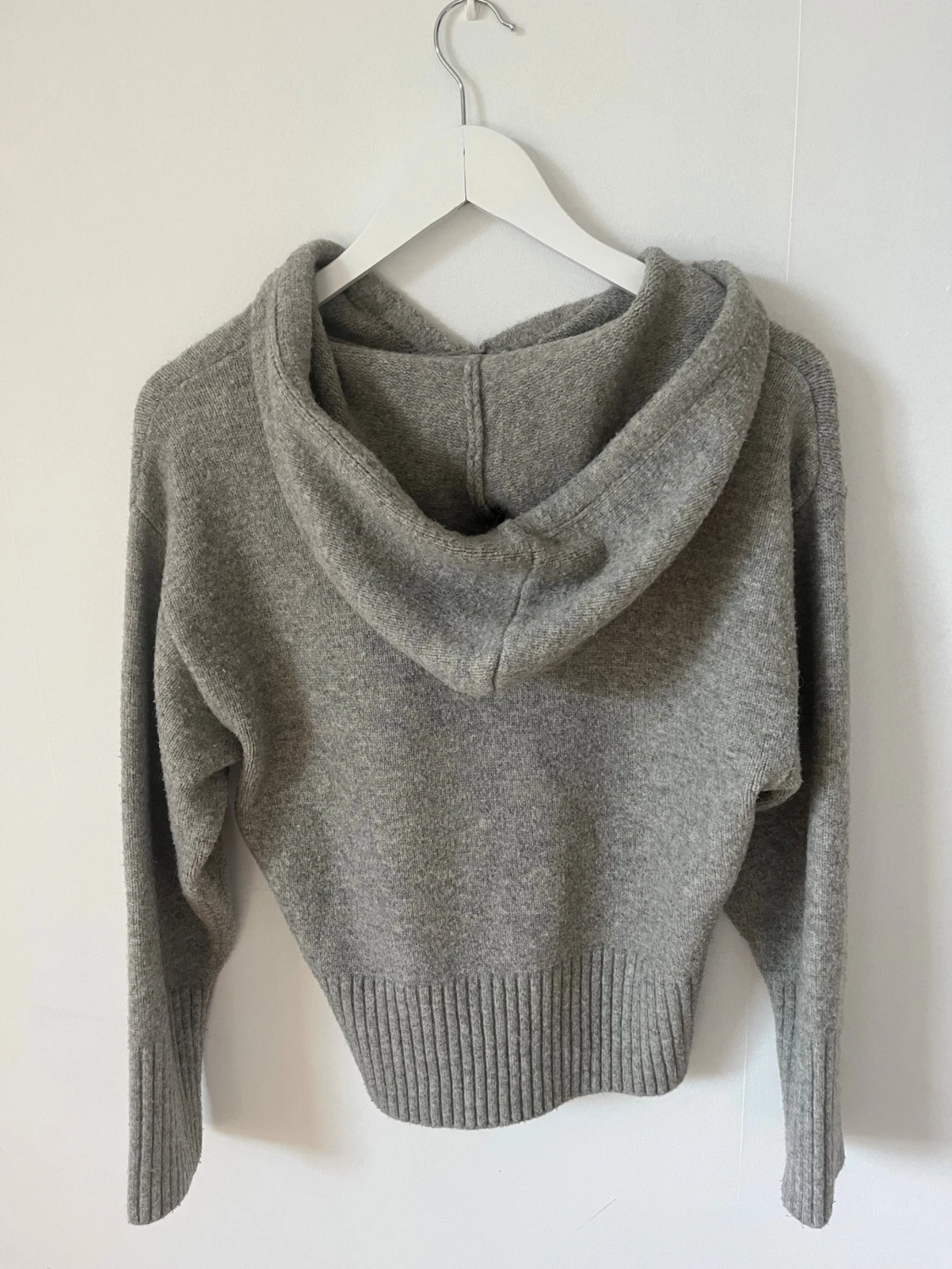 Grå stickad hoodie från Zara - 1