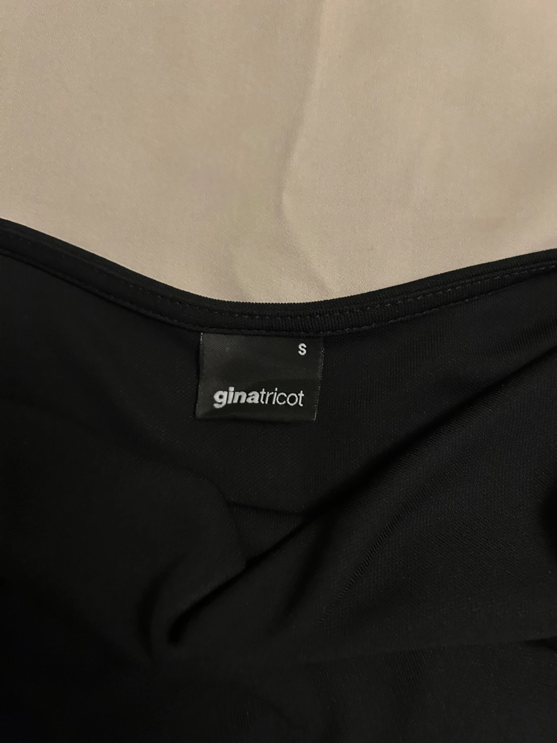  Ny Svart linnetopp från Gina Tricot - 1