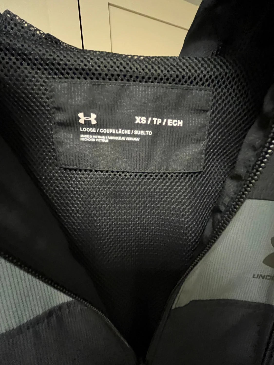 Svart vindjacka från Under Armour XS - 2