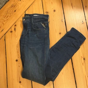 Replay Ambass 29/32 - Säljer dessa mörkblå replay jeansen med passformen ambass i storlek 29:32, jeansen har använts en gång och är så gott som nya, priset ligger på 400 kr men går att diskuteras!