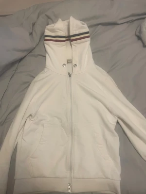 Vit Moncler hoodie med huva, S - Säljer en vit moncler zip hoodie, säljer den billigare vid snabb affär