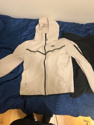 Nike tech white - Säljer min vit nike tech från cambodge. Tröjan är i bra skick och är i storlek S, inga skador