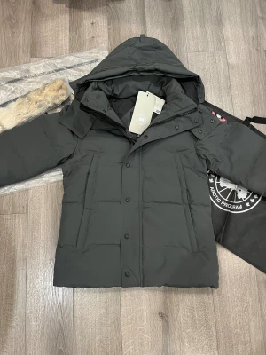 Canada goose jacka - Canada goose jacka i nyskick, inga konstigheter med den 10/10. Tillkommer med Tags, påse, NFC scan, qr kod samt kuvert. Hör gärna av er vid intresse!!