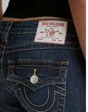 True Religion mörkblå bootcut jeans - Använt dom 1 gång för beställde fel storlek så dom är som nya💓Snygga mörkblå jeans från True Religion med bootcut passform och låg midja. Klassiska kontrastsömmar, stora ficklock bak med silverfärgade knappar och ikonisk patch. Jeansen är tillverkade i jeansmaterial. 
