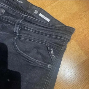 Replay anbass Jeans w31 - Bra skick på dessa anbass jeans✅ köpta på thernlunds för ca1600kr‼️ mitt pris 499kr, hör av er vid frågor elr liknande ✅