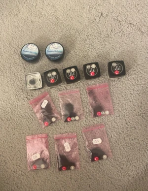 Premium Silk ögonfransar  - Säljer ett kit med svarta Premium Silk ögonfransar från CAS Lashes och JL i olika längder och tjocklekar (0.15 mm, C-böj). Inkluderar flera små burkar och påsar med fransar, perfekt för fransförlängning. Allt är organiserat och tydligt märkt.