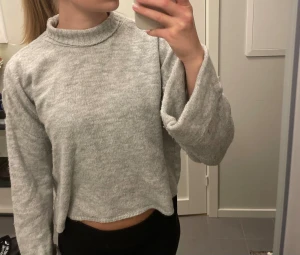 Finstickad tröja  - Vikbar krage, vida armar🤍 Från Gina!