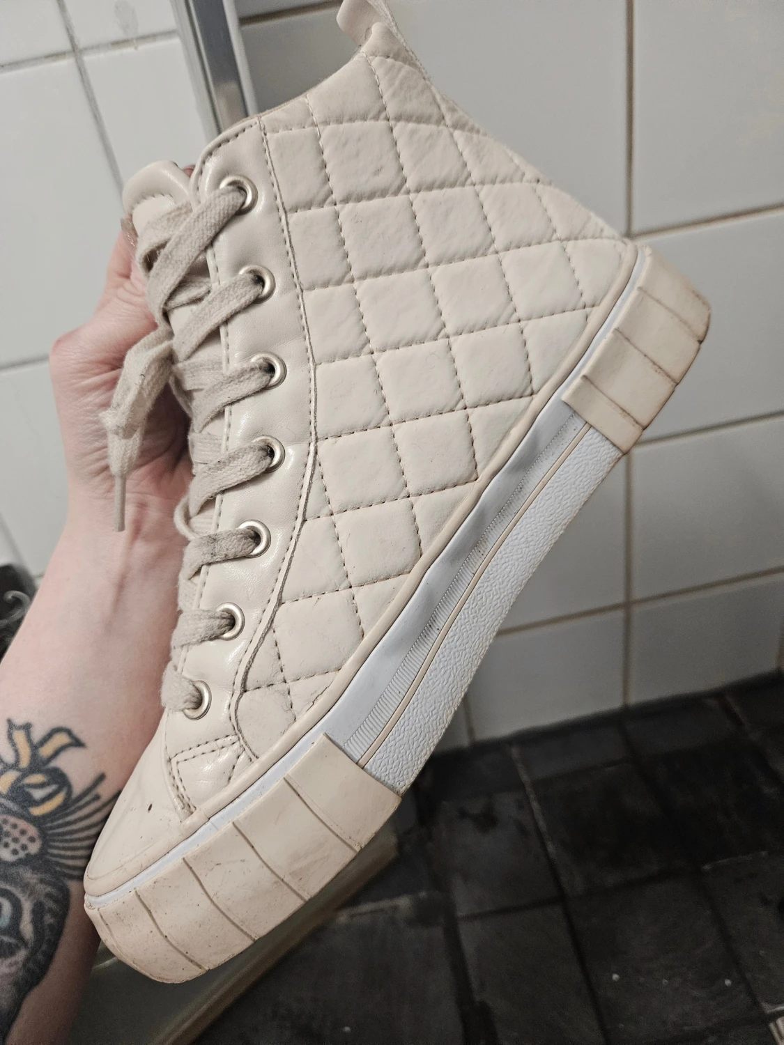 Beige quiltade sneakers med högt skaft