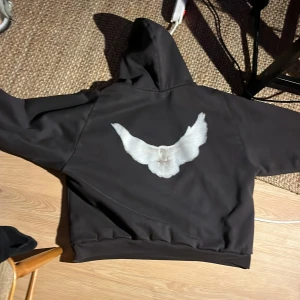 Engineered by Balenciaga collab Gap x Yeezy - Säljer min GAP x Balenciaga x Yeezy hoodie. Sizen är XXL men passar L/XL/XXL. Den är ganska tjock på insidan