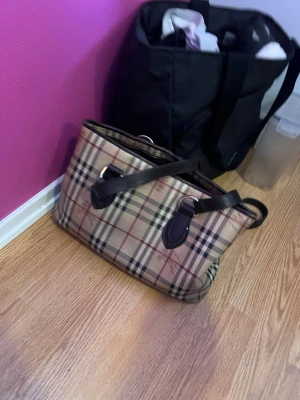 Burberry - . Det är min lärares väska köp gärna hon e fett otrevlig allt innehåll medkommer.