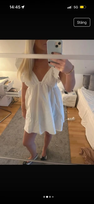 Studentklänning - Eftertraktad studentklänning, så fin. Säljs för 1500kr på hemsidan. Den är oanvänd