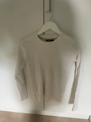 Vit kabelstickad tröja - Vit kabelstickad tröja från Gina Tricot