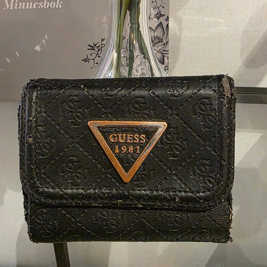 Svart plånbok från Guess med logga - 1