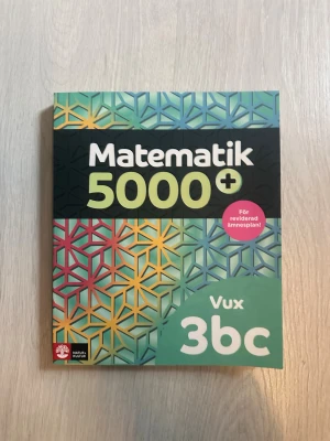 Matematik 5000+ Vux 3bc - En modern mattebok för gymnasiet och vuxenutbildning, anpassad för dig som vill klara Matematik 3b eller 3c. Fylld med digitala verktyg, utmanande uppgifter och tydliga förklaringar – perfekt för dig som vill ta din matte till nästa nivå! Boken har nästintill inga tecken på användning förutom några få uppgifter som är inringade med blyertspenna, och som går att sudda bort. Köptes för 579 kr