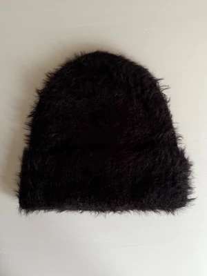 Svart mössa  - Svart mössa, aldrig använd. Kan tyvärr inte skicka bild med den på då den inte passa mig därav säljer jag den. Pris kan diskuteras vid snabbt köp 