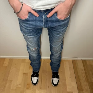 Blå Replay Jeans - Blå Replay Jeans - Modellen Anbass - W32 - Skick 9/10 Hör av er vid minsta fundering!  