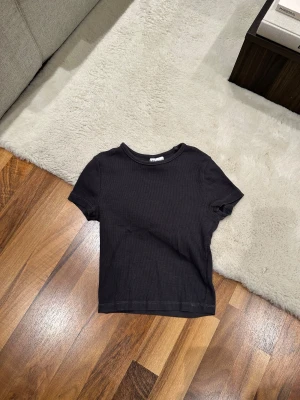 Grå t-shirt - Mörkgrå ribbad T-shirt från HM i storlek XS