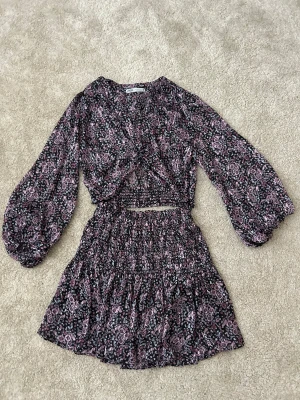 Blommigt set från Zara - Superfint set från zara med silvertrådar i sig som nästan gör det lite glittrig. Båda delarna är inkluderat i priset. Köpt på Sellpy men har själv aldrig använt det🩷