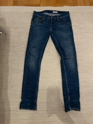 Tiger of Sweden Jeans - Säljer mina favorit jeans då dem tyvärr inte passar stil längre. Färgen har ändrats över tiden och mycket användan, storlek 31/32 men en minimal defekt på ett bältspänne. (Bild 3) Kom med frågor och bud👍