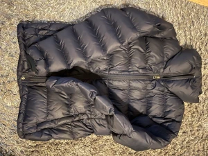 Svart dunjacka från Peak Performance XS - Säljer en svart lite tunnare dunjacka från Peak Performance i storlek XS. Jackan har en klassisk pufferstil med horisontella sömmar, hög krage och dragkedja framtill. 