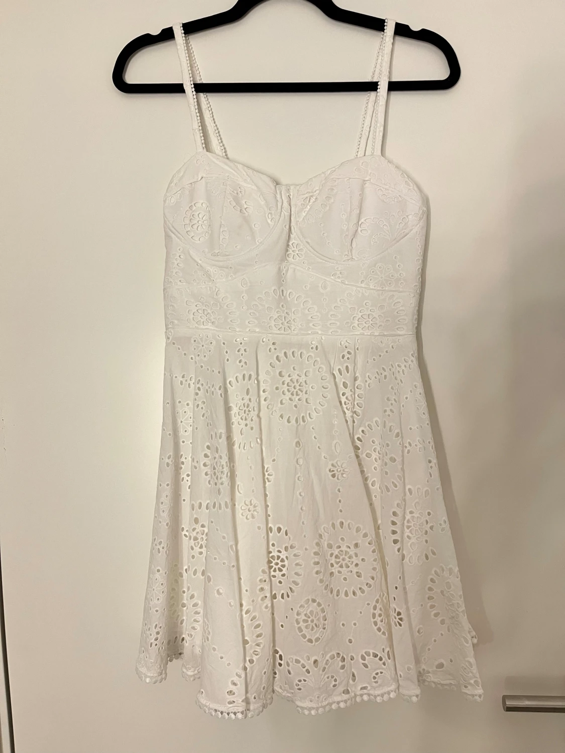 Vit kort klänning med broderade detaljer