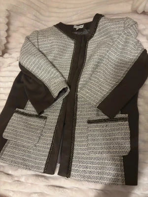 Kavaj - En vintedge kavaj jag fått ifrån min mormor, jättefin och i nytt skick i bra och tjockt material. Ett amerikanskt märke 