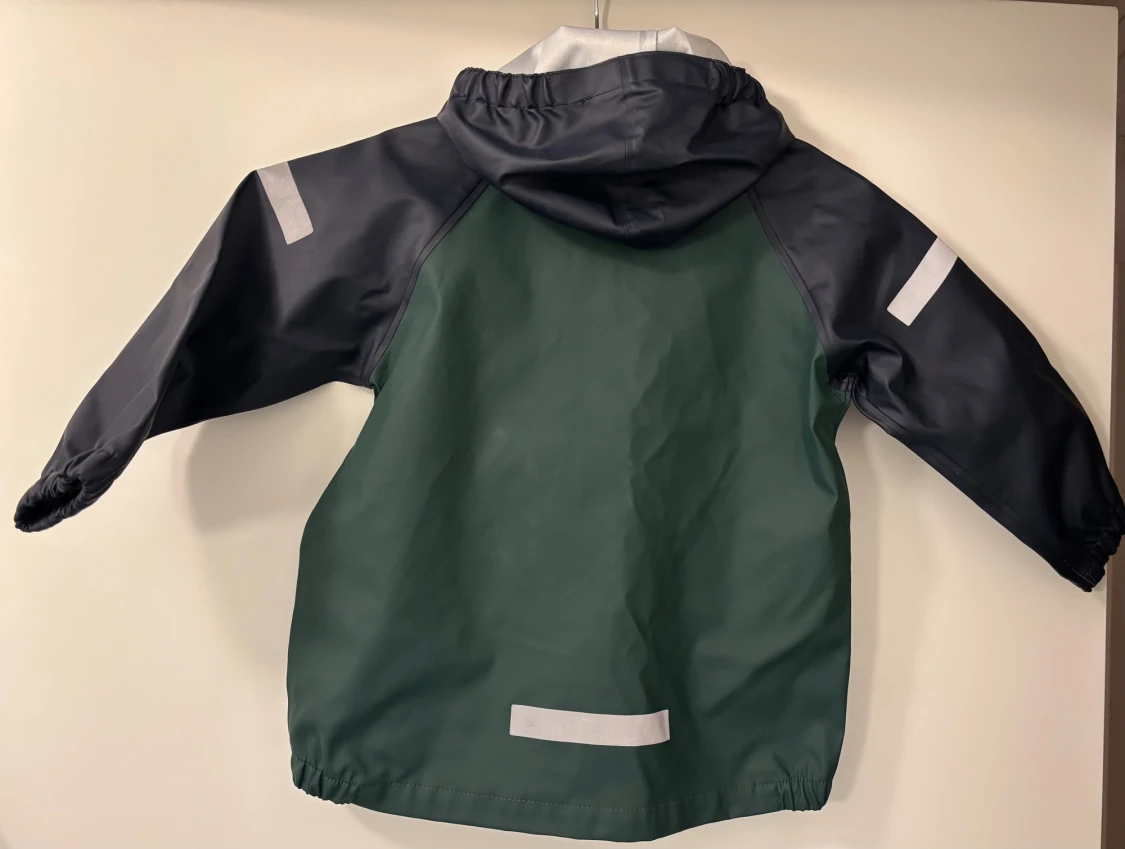 Grön och mörkblå regnjacka med huva - 2