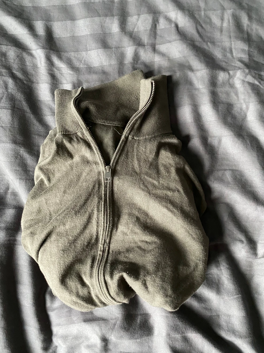 Grön tröja med dragkedja  - 1