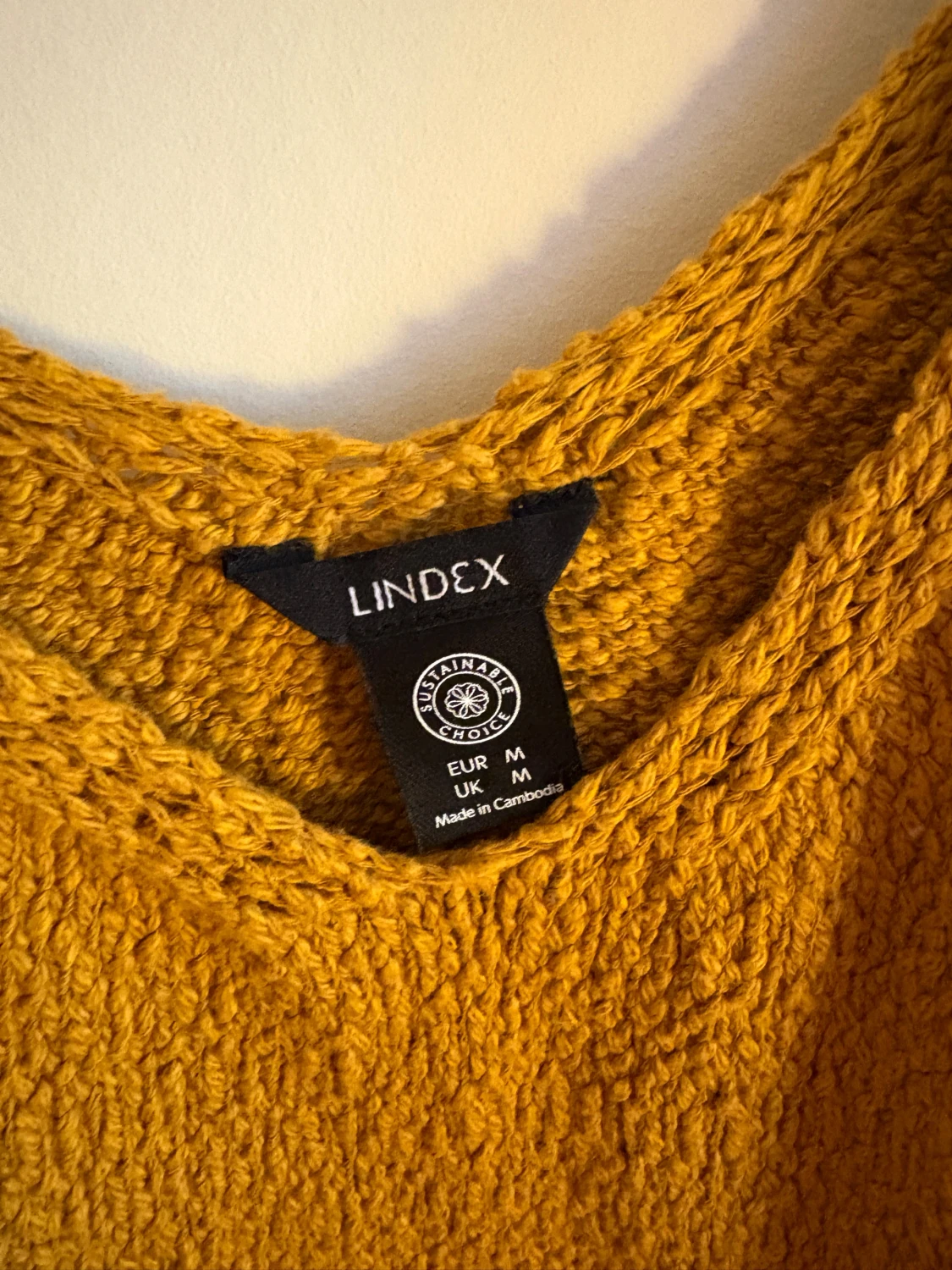 Senapsgul stickad linnetopp från Lindex - 1