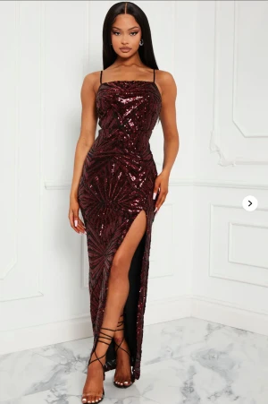 Fashionnova balklänning XS - Supersnygg burgundy långklänning med paljetter och tunna axelband. Klänningen har figurnära passform och en hög slits på ena sidan. Ger kroppen en form och sitter som en smäck. Helt ny och oanvänd (i prislappen).